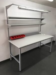Stoły warsztatowe do naprawy elektroniki – realizacja
